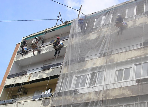 El Gobierno prohíbe las obras en casas y edificios habitados o con actividad